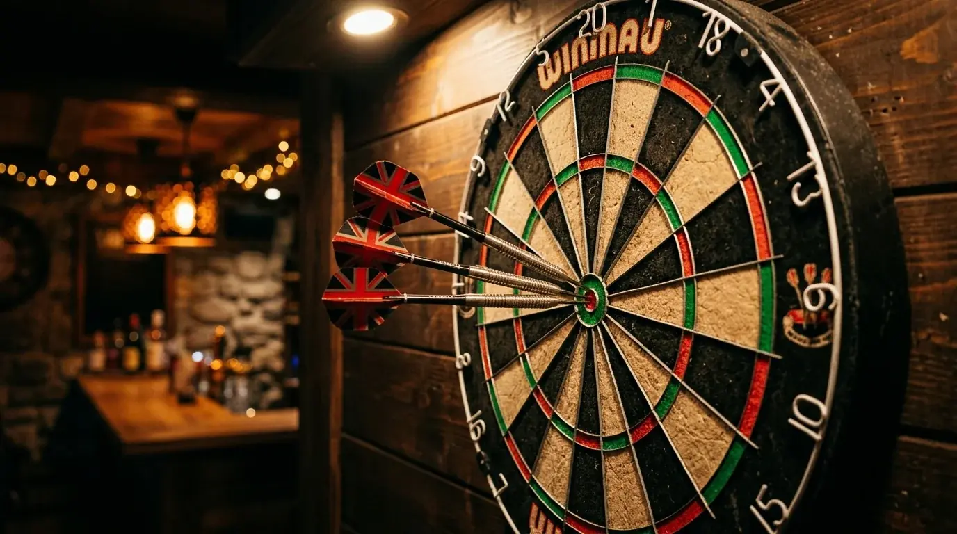 Klassische Dartscheibe mit drei steckenden Pfeilen im Bullseye unter warmer Spotlight-Beleuchtung in einer Schweizer Wettbar